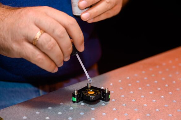 DSC_5536-Enhanced-NR Наносим с помощью дозатора фотополимер на подложку. Фото: Наталья Арефьева