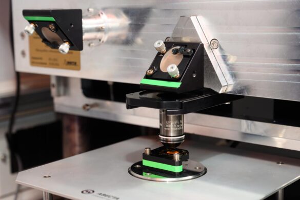 DSC_5544-Enhanced-NR Ставим подложку под объектив литографа в системе позиционирования. Фото: Наталья Арефьева