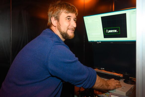 DSC_5571-Enhanced-NR С помощью специальной программы, разработанной в МФТИ, выставляем параметры будущей структуры . Фото: Наталья Арефьева