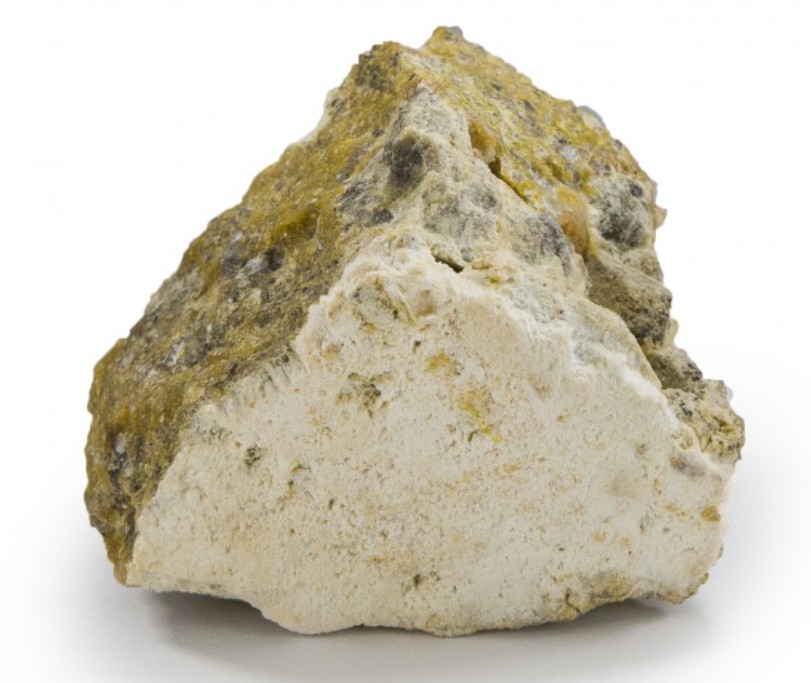 Рисунок 1. В природе таумасит часто встречается в виде невзрачных белых корок или порошкообразных масс (на фото — в срастании с кальцитом и серпентином). Фото: А. Д. Касаткина (webmineral.ru)