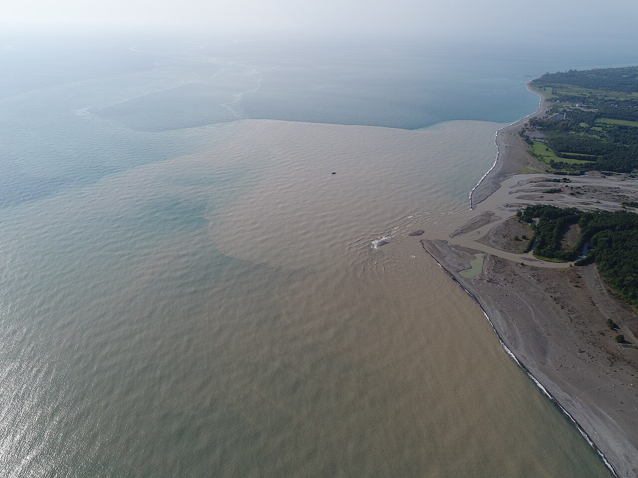 Плюм реки Кодор. Фото: Osadchiev2, CC BY-SA 4.0, через Викисклад
