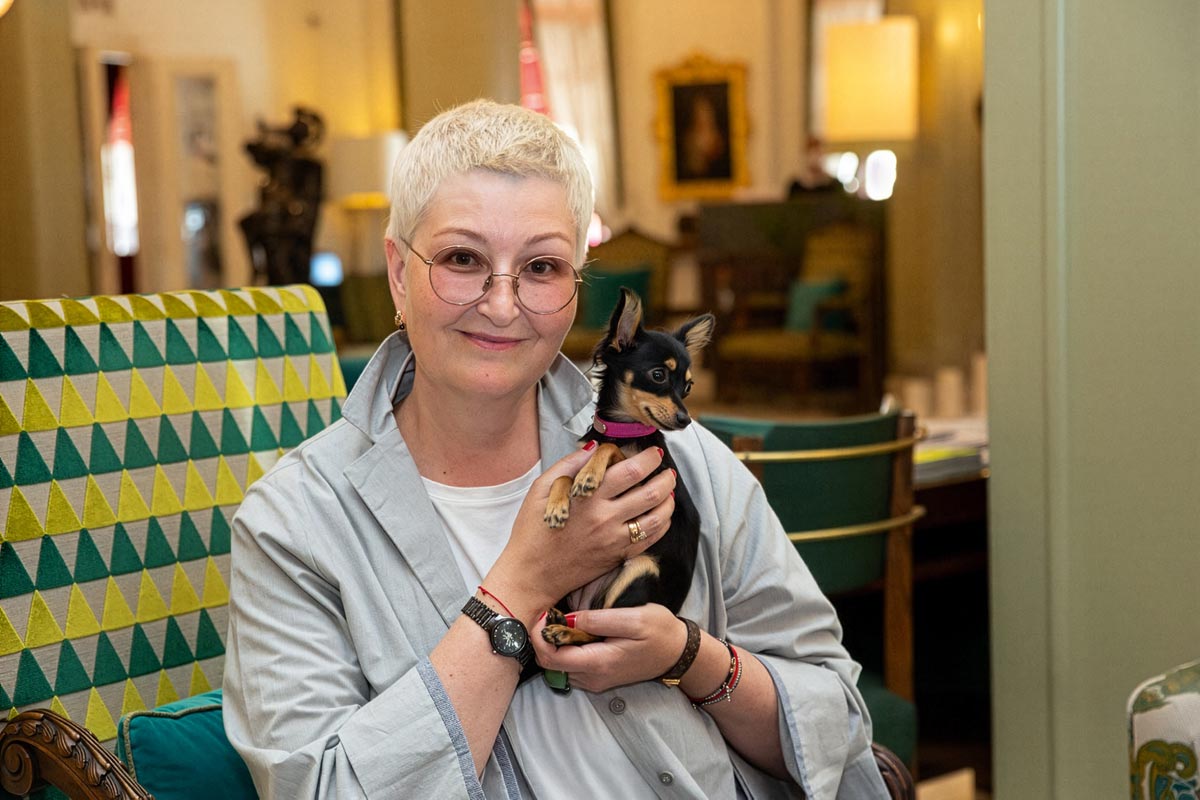 Татьяна Устинова с любимой собачкой Кристи породы пражский крысарик. Фото из личного архива Татьяны Устиновой