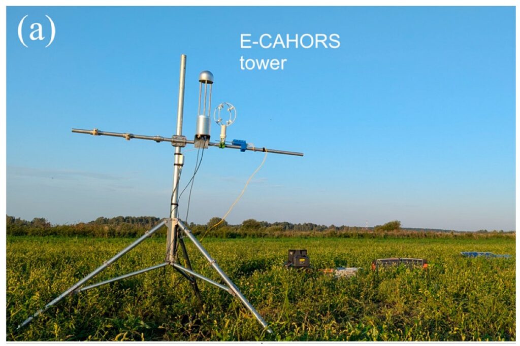 Фото: (а) Наблюдательные мачты, используемые для параллельных измерений содержания парниковых газов в малонаселенном районе Московской области: мачта, оснащенная прибором E-CAHORS, описанным в этом исследовании. Источник: журнал Sensors