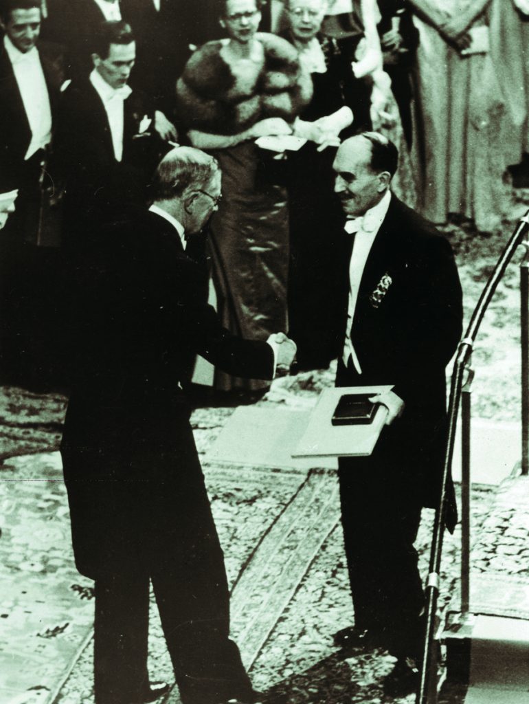 Николай Семёнов на вручении Нобелевской премии по химии. Фотография предоставлена музеем МФТИ