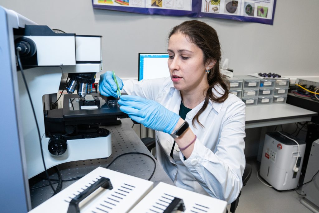 Надежда Белозерова, старший научный сотрудник лаборатории контролируемых оптических наноструктур, Центр фотоники и двумерных материалов МФТИ. Фото: Анастасия Максименко