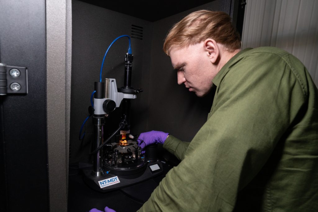 Дмитрий Якубовский, старший научный сотрудник, Центр фотоники и двумерных материалов МФТИ. Фото: Анастасия Максименко