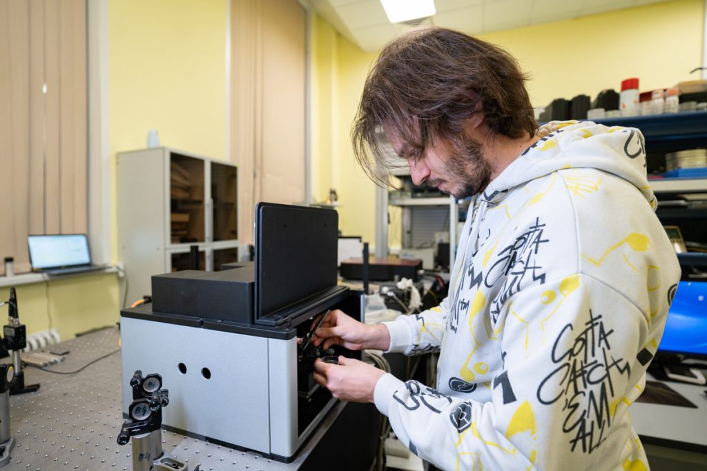 Дмитрий Грудинин, аспирант лаборатории нанооптики и плазмоники, Центр фотоники и двумерных материалов МФТИ. Фото: Анастасия Максименко