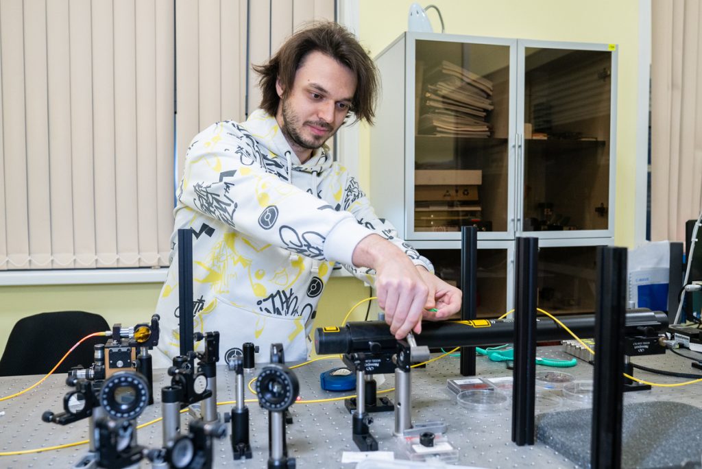 Дмитрий Грудинин, аспирант лаборатории нанооптики и плазмоники, Центр фотоники и двумерных материалов МФТИ. Фото: Анастасия Максименко