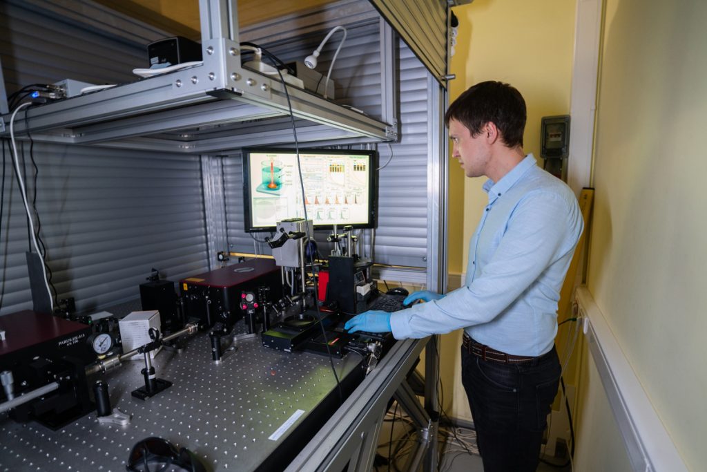 Андрей Ушков, старший научный сотрудник лаборатории нанооптики и плазмоники, Центр фотоники и двумерных материалов МФТИ. Фото: Анастасия Максименко