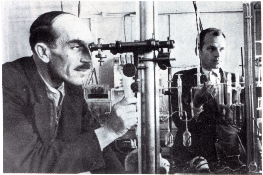 Николай Николаевич Семёнов в лаборатории. Фотография предоставлена музеем МФТИ