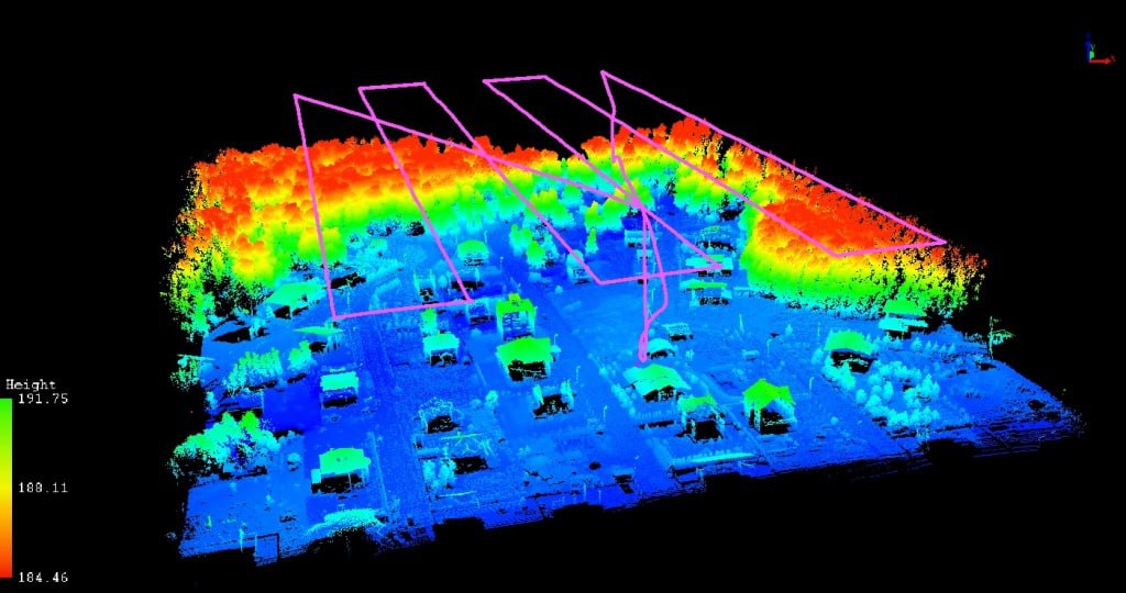 Рисунок 4. Маршрут сканирования территории беспилотником (розовая линия) в процессе сбора пространственных данных. Цветовая шкала наглядно отражает перепады высот ландшафта и строений. Источник: блог компании Topodrone https://topodrone.ru/blog/lazernyy-skaner-topodrone-lidar-100-lite-tekhnologiya-obrabotki-dannykh-vozdushnogo-lazernogo-skanir/