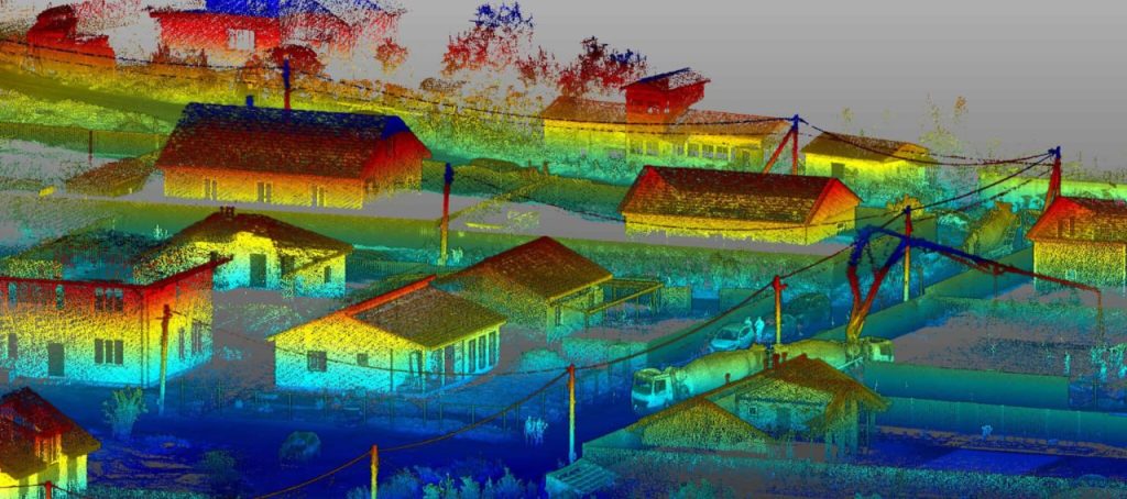 Рисунок 5. Мир сквозь призму данных. Фрагмент плотного облака точек лазерного отражения, демонстрирующий структуру застройки, коммуникации и деревья. Именно с такими массивами хаотичных координат работает обученная нейросеть, классифицируя каждый объект. Источник: сайт компании ООО «Андекс Гео» https://andexgeo.ru/product/rtk-slam-chcnav-rs10/