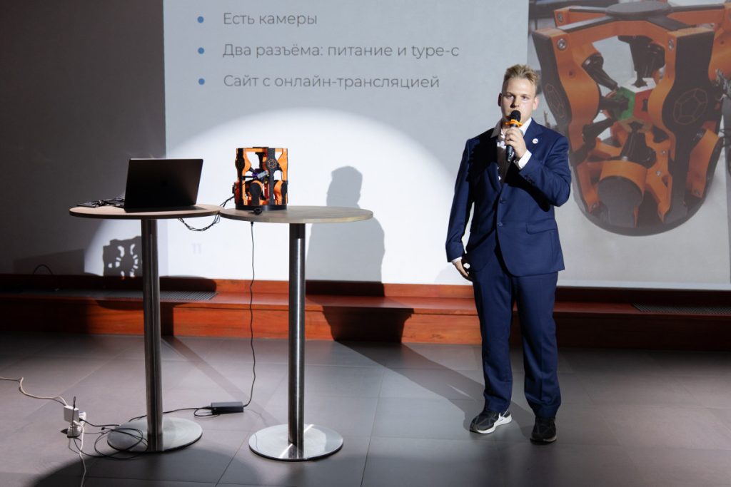 Влад Кузнецов, автор алгоритма сборки мегаминкса, выпускник МФТИ. Фото: Центр медиа и креатива МФТИ