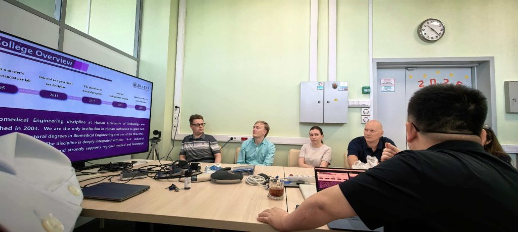 Профессор Southeast University Сянвэй Чжао в Центре фотоники и двумерных материалов МФТИ. Фото предоставлено Центром фотоники и двумерных материалов МФТИ