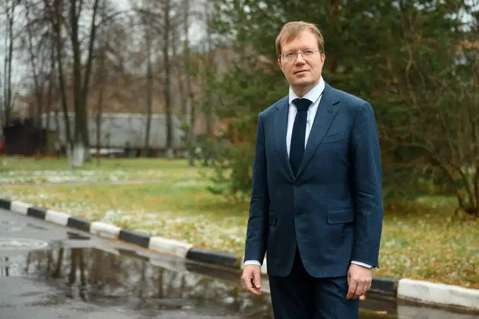 Алексей Кавокин, директор Международного центра теоретической физики имени А. А. Абрикосова, в саду МФТИ. Фото: © Центр научных коммуникаций МФТИ, Наталья Арефьева