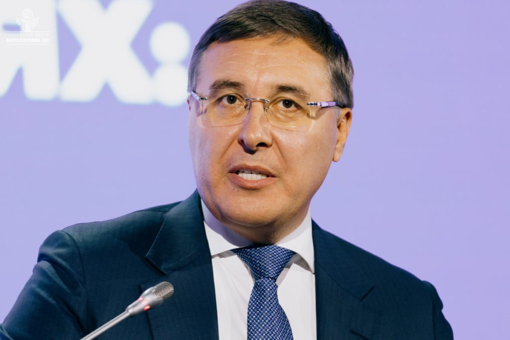 Валерий Николаевич Фальков на пленарной дискуссии с участием руководителей Федеральных органов исполнительной власти. Фото: пресс-служба форума «Микроэлектроника 2026»
